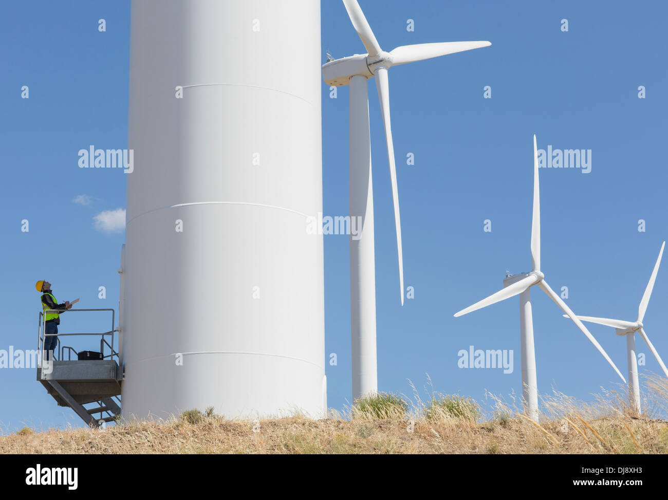 Arbeiter, die Prüfung der Windturbine in ländlichen Landschaft Stockfoto