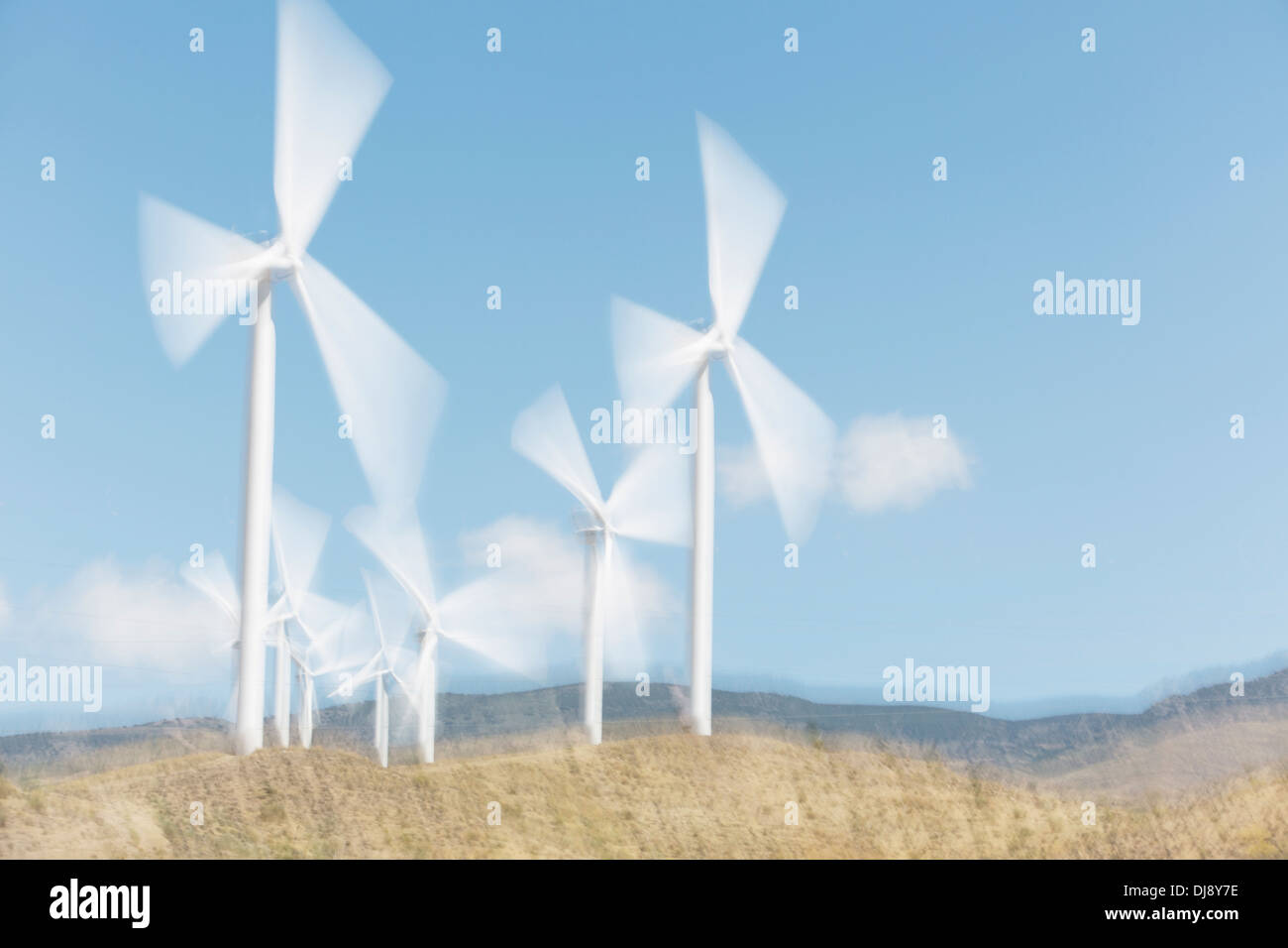 Windkraftanlagen, die Spinnerei in ländlichen Landschaft Stockfoto