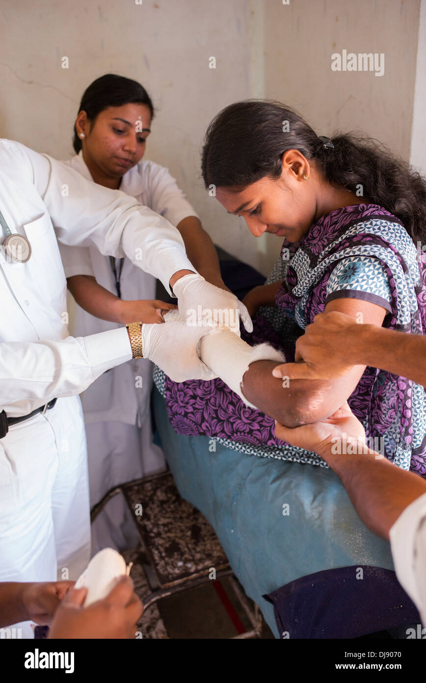 Indische Mädchen Arm in Gips im mobilen Krankenhaus Sathya Sai Baba in ländlichen Dorf gesetzt gebrochen hatte. Andhra Pradesh, Indien Stockfoto