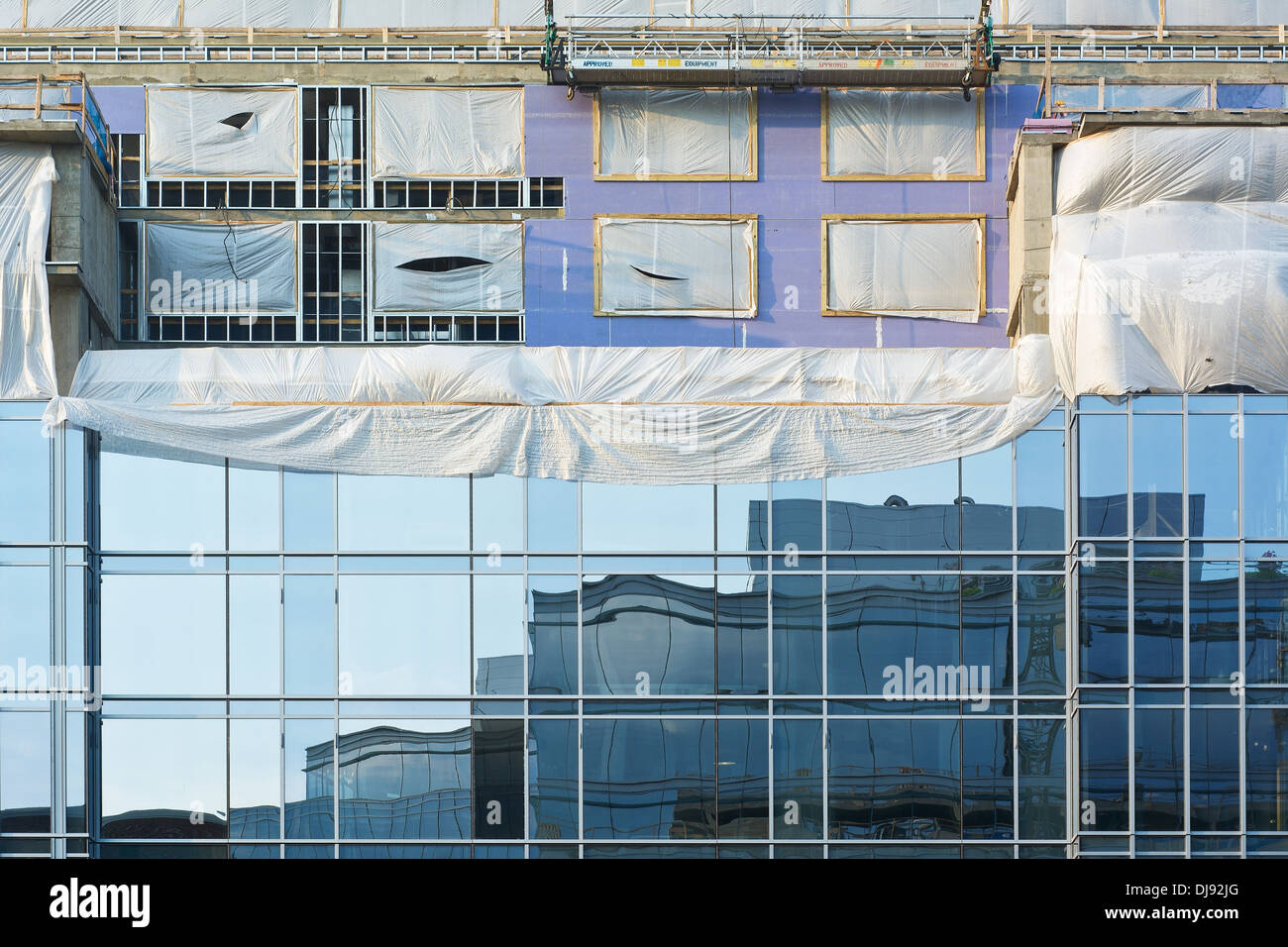 Baustelle mit Reflexionen als Zeichen der Stadtentwicklung Stockfoto