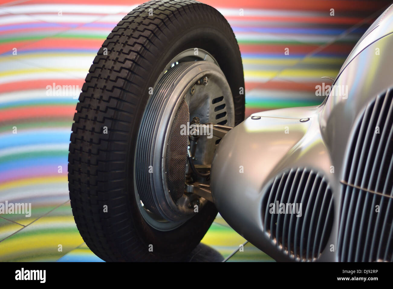 Showroom-Anzeige von Mercedes Benz W125 Silberpfeil auf seinen 75. Geburtstag. Stockfoto