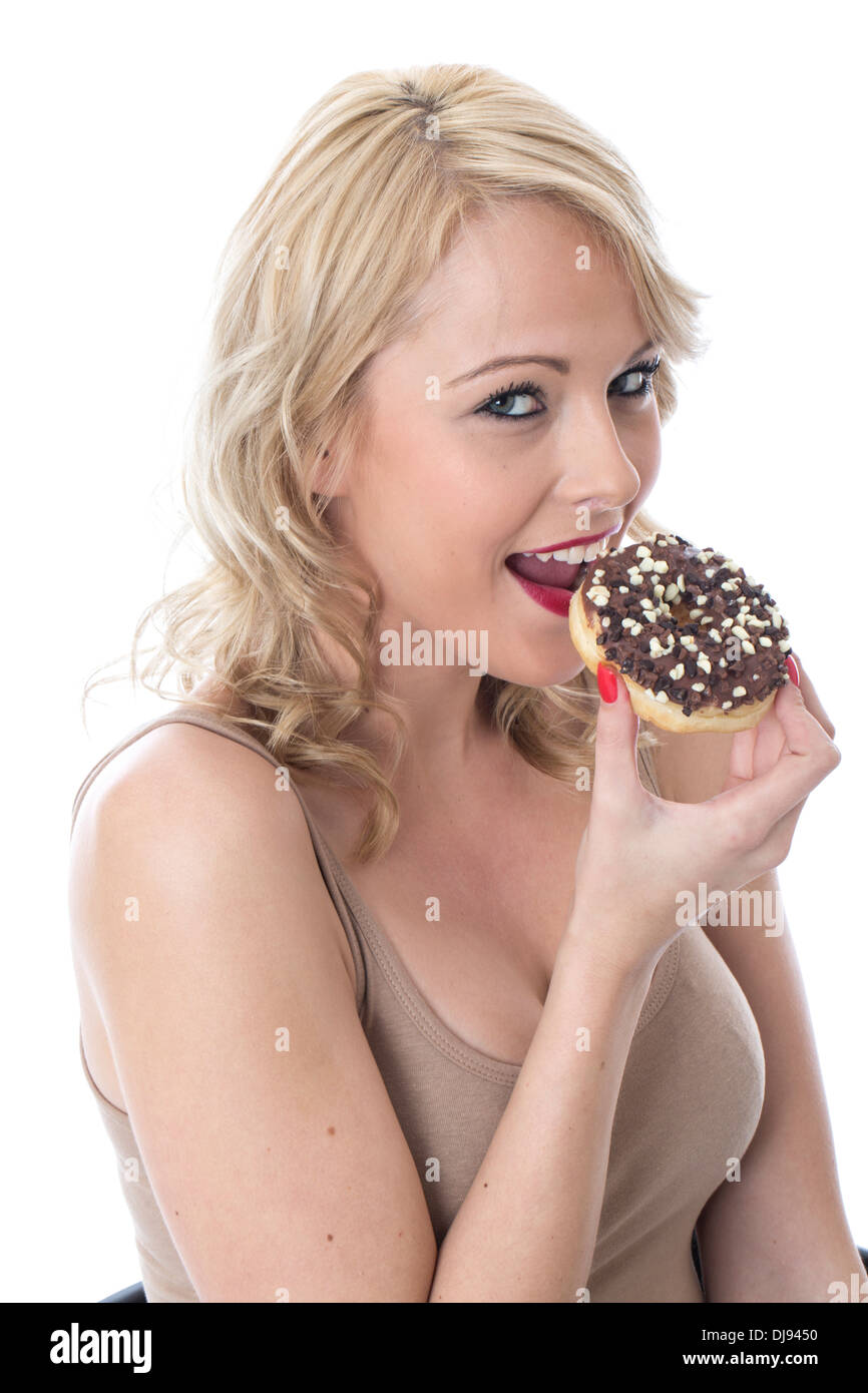 -Modell veröffentlicht. Attraktive junge Frau Essen Eistee Donut Stockfoto