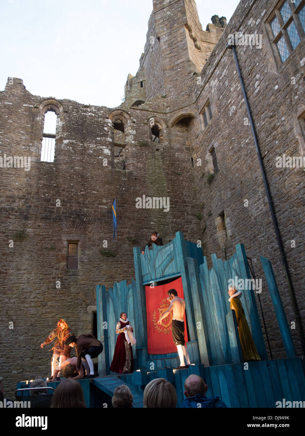 Die Lords Kanzler Männer Shakespeare handelnde Gruppe führen am Schloss Bolton, N Yorkshire Stockfoto