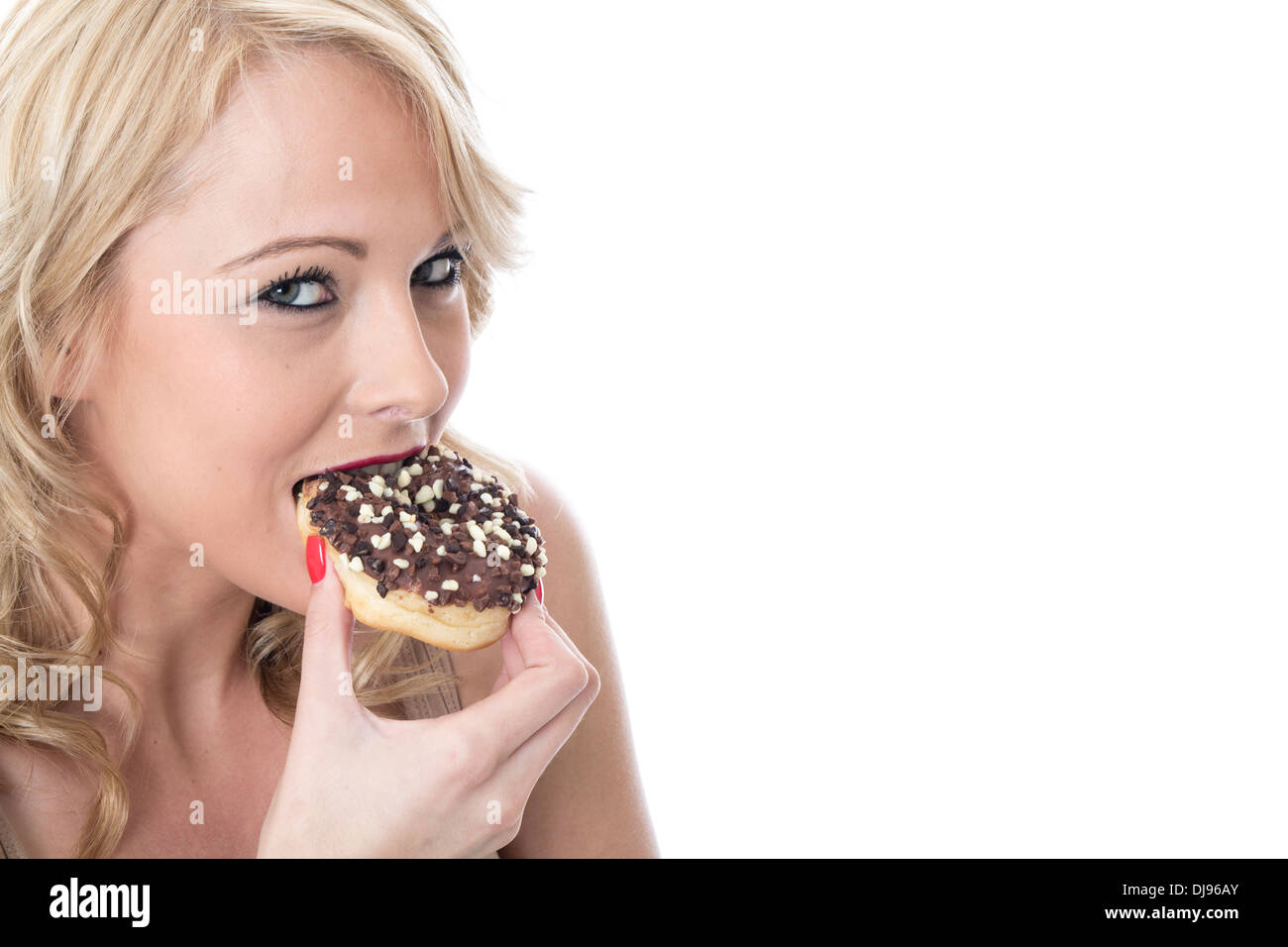 -Modell veröffentlicht. Attraktive junge Frau Essen Eistee Donut Stockfoto