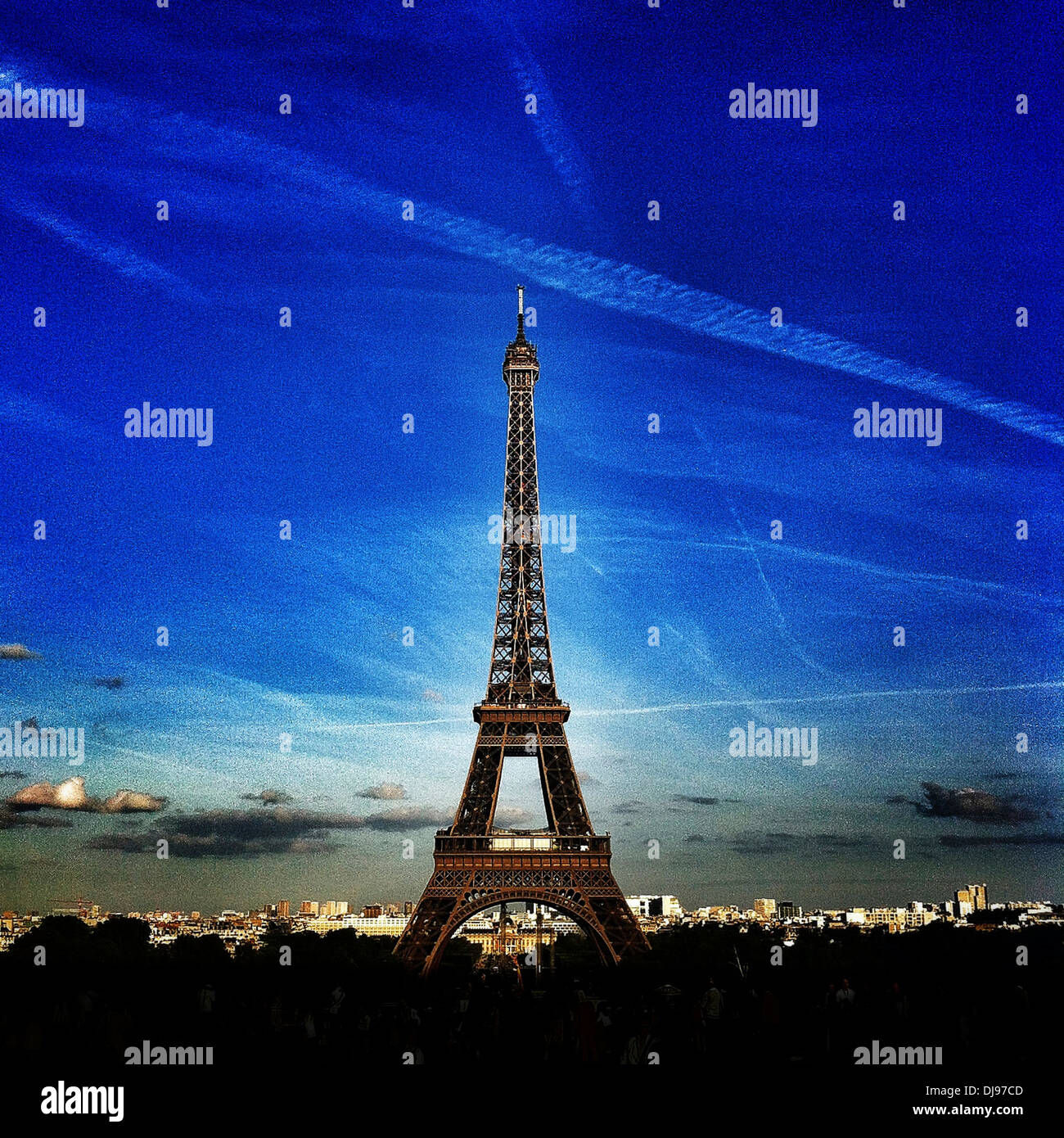 Eiffel Tower mit Blick auf die Skyline von Paris, Ile-de-France, Frankreich Stockfoto