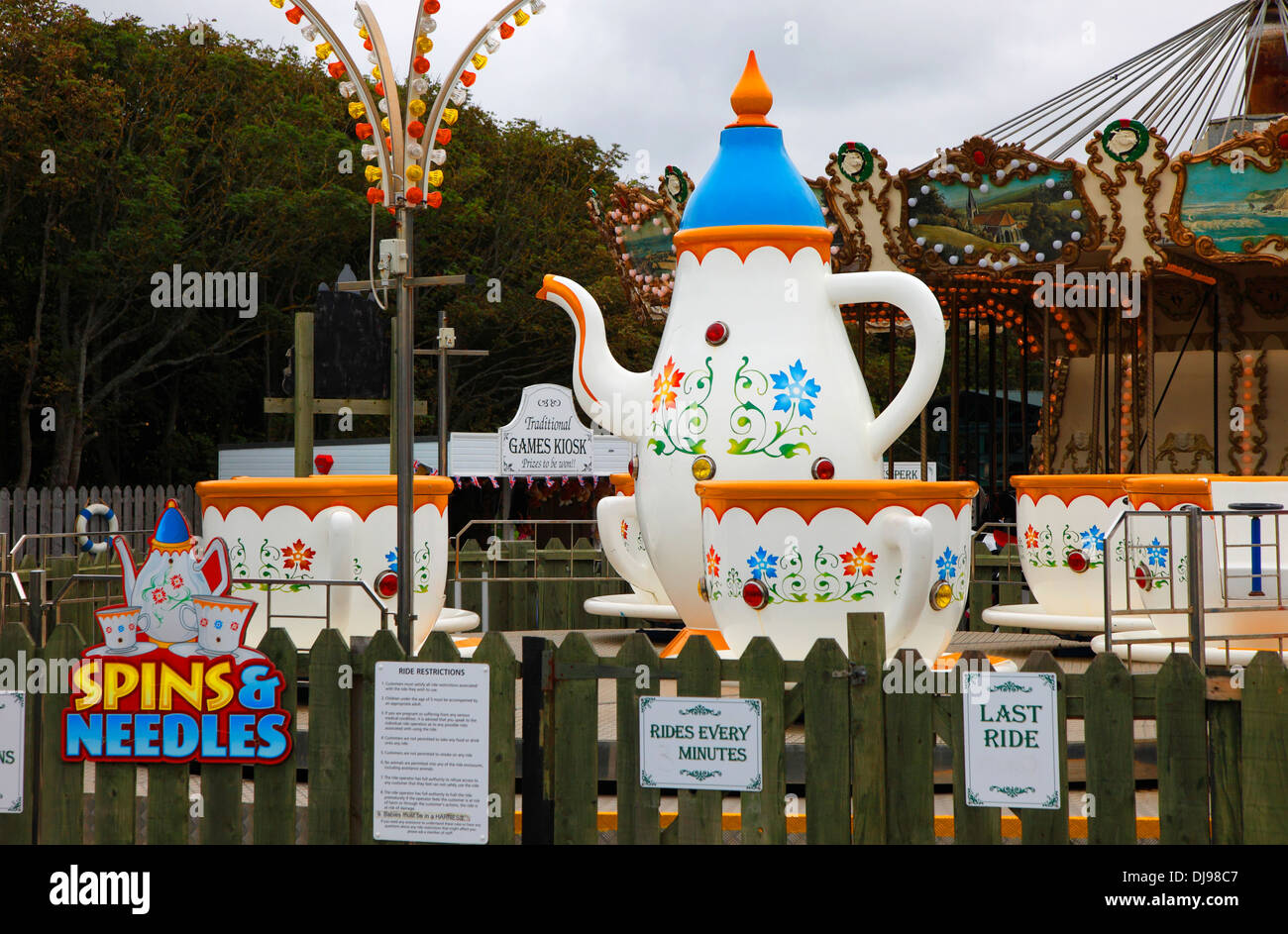 Kaffee Kanne und Tassen Festplatz Fahrt Vergnügen Park der Nadeln Isle Of Wight Hampshire England Stockfoto