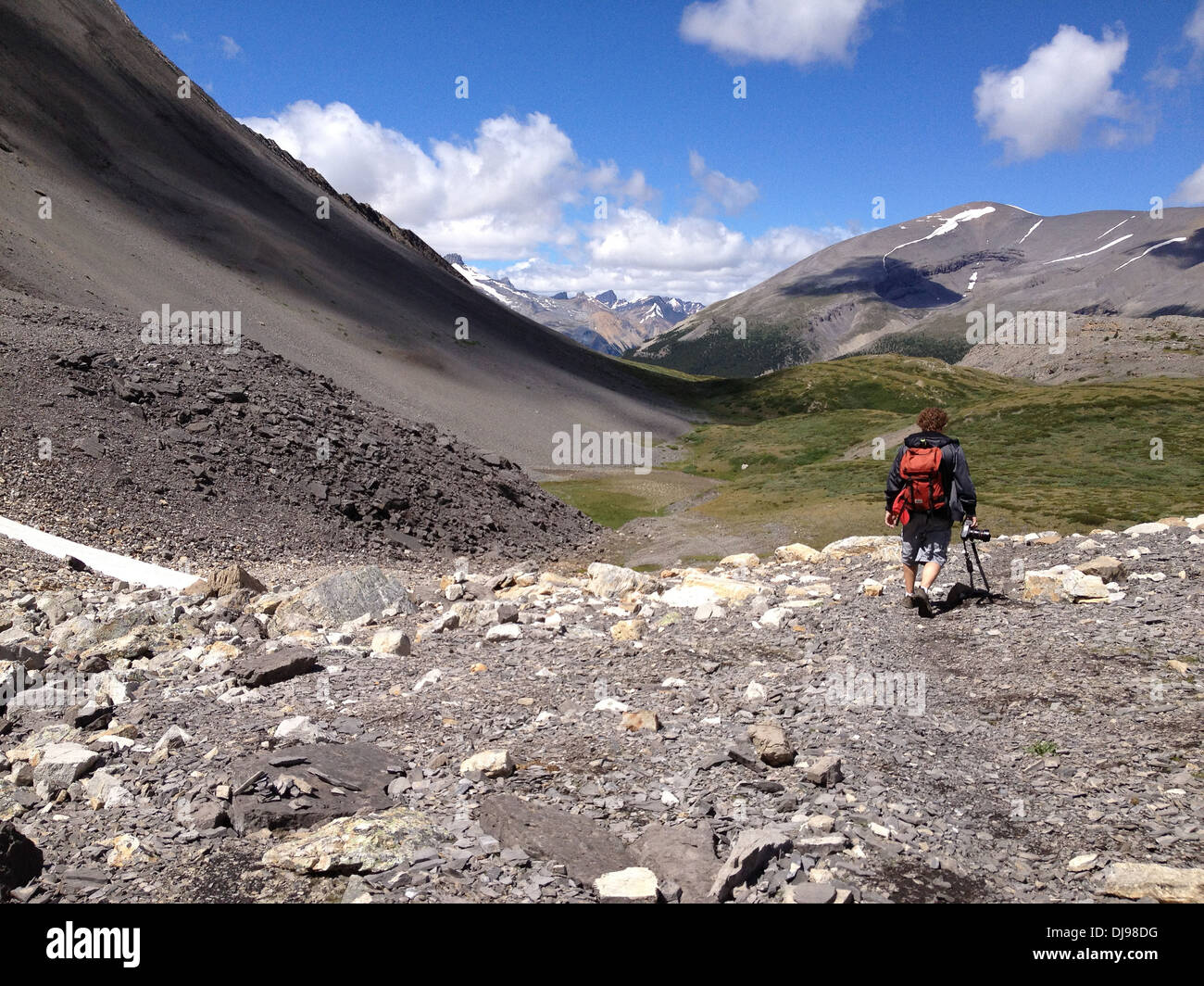 Kaukasische Wanderer in Columbia Icefields, Wilcox Pass, Jasper, Alberta, Kanada - Smartphone-aufgenommenes Stockfoto