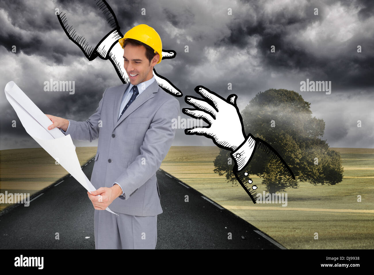 Zusammengesetztes Bild des lächelnden Architekten mit Schutzhelm, die Pläne zu betrachten Stockfoto