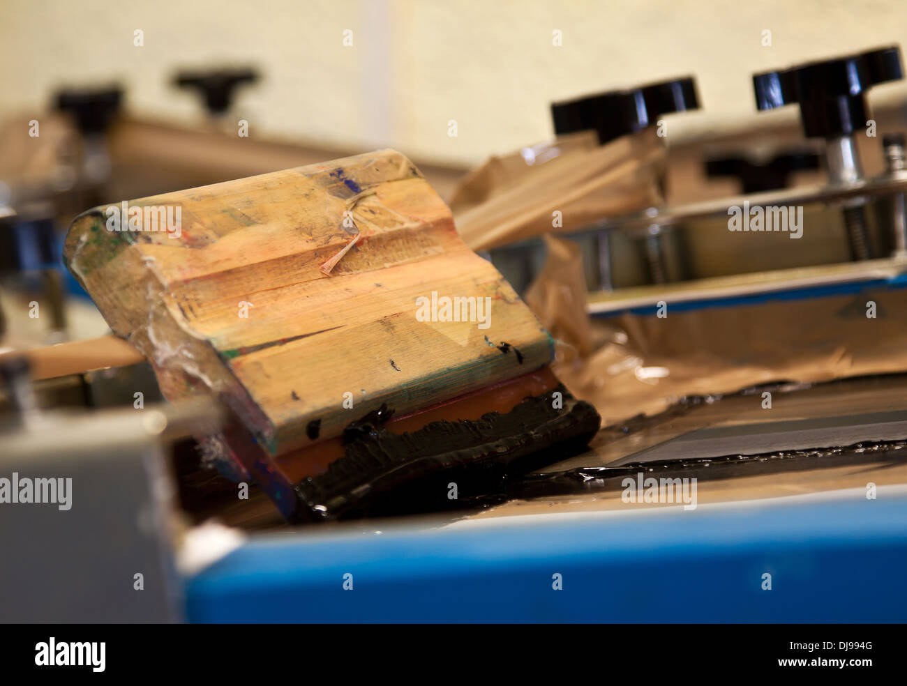 Hand-Siebdruckmaschine mit Klinge Stockfoto