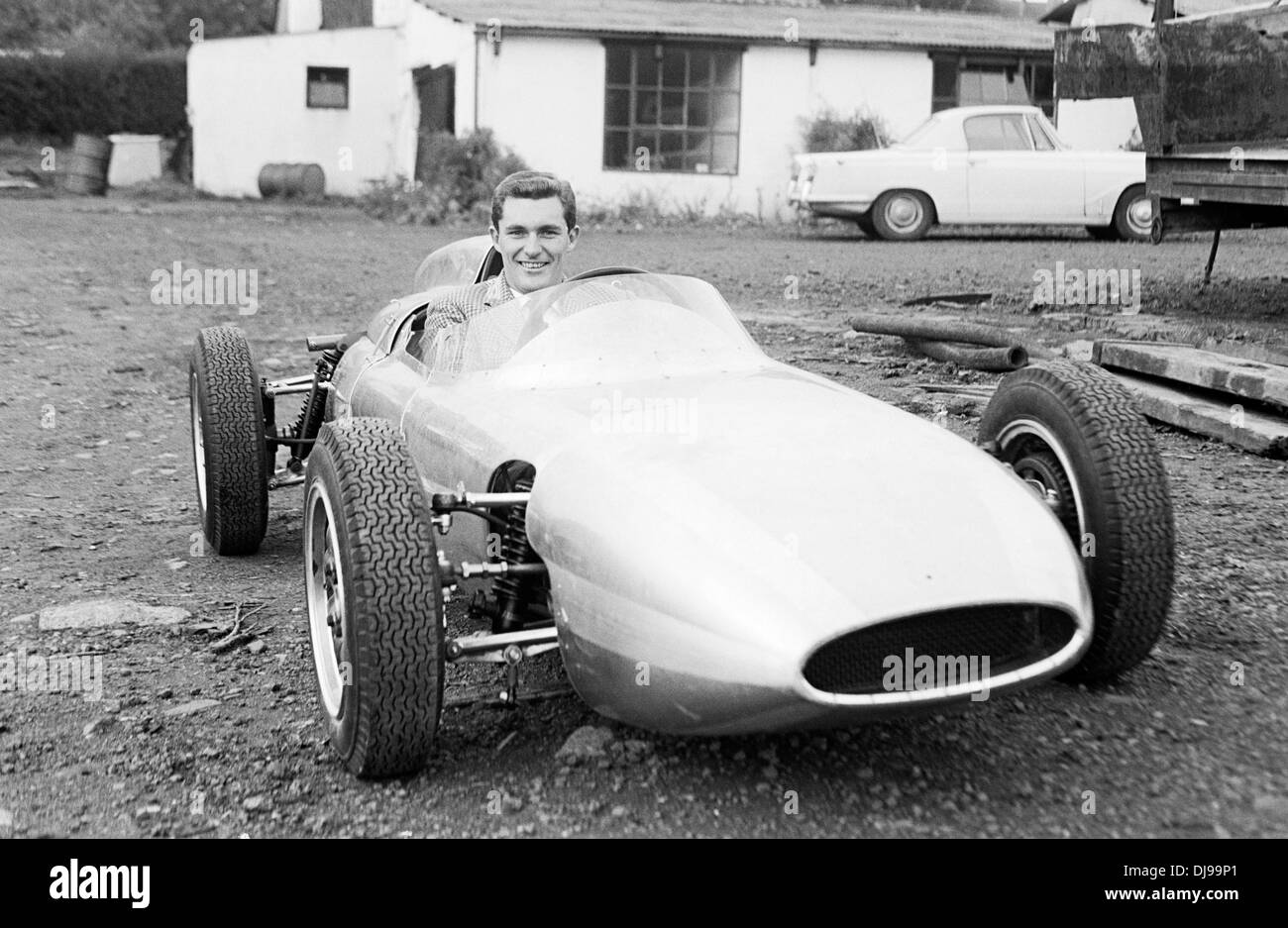 Eine Formel Junior-Auto mit Fahrer im Fahrerlager in Brands Hatch, England, 16. Oktober 1960. Stockfoto
