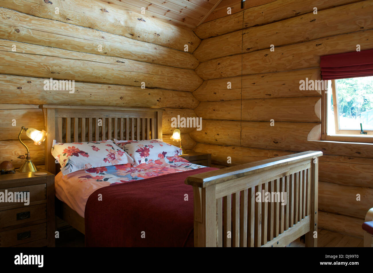 Schlafzimmer in Eco Log Cabin, Shrophsire, UK Stockfoto