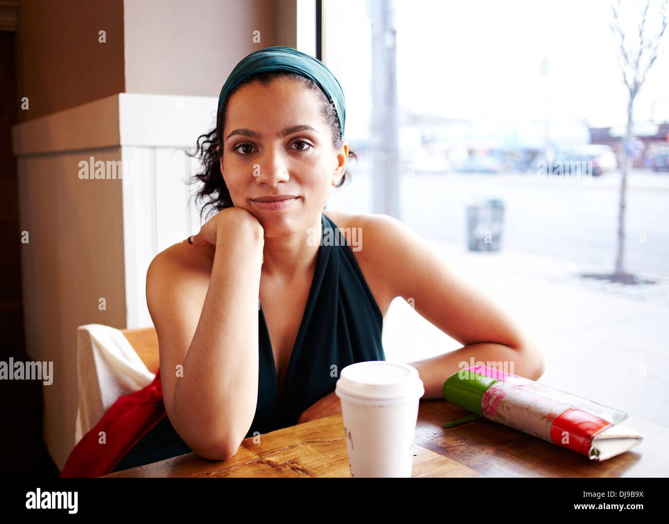 Gemischte Rassen Frau sitzt im café Stockfoto