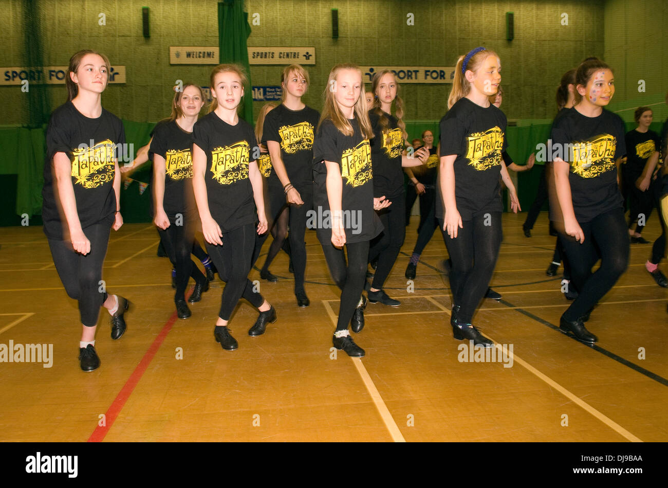 Teenager Tanzgruppe, die Teilnahme an einer bundesweiten synchronisiert Tapathon für Kinder in Not 2013, Alton, Hampshire, UK. Stockfoto