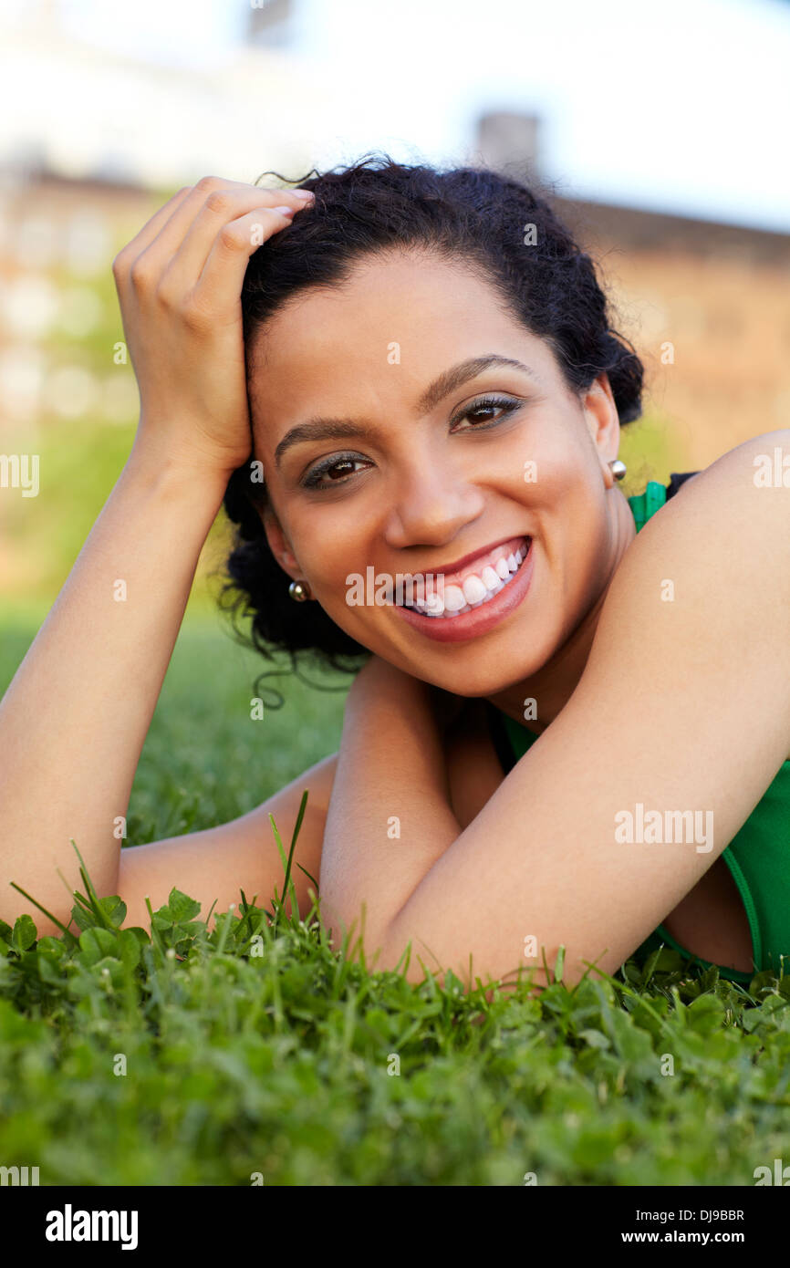 Gemischte Rassen Frau lächelnd in Rasen Stockfoto