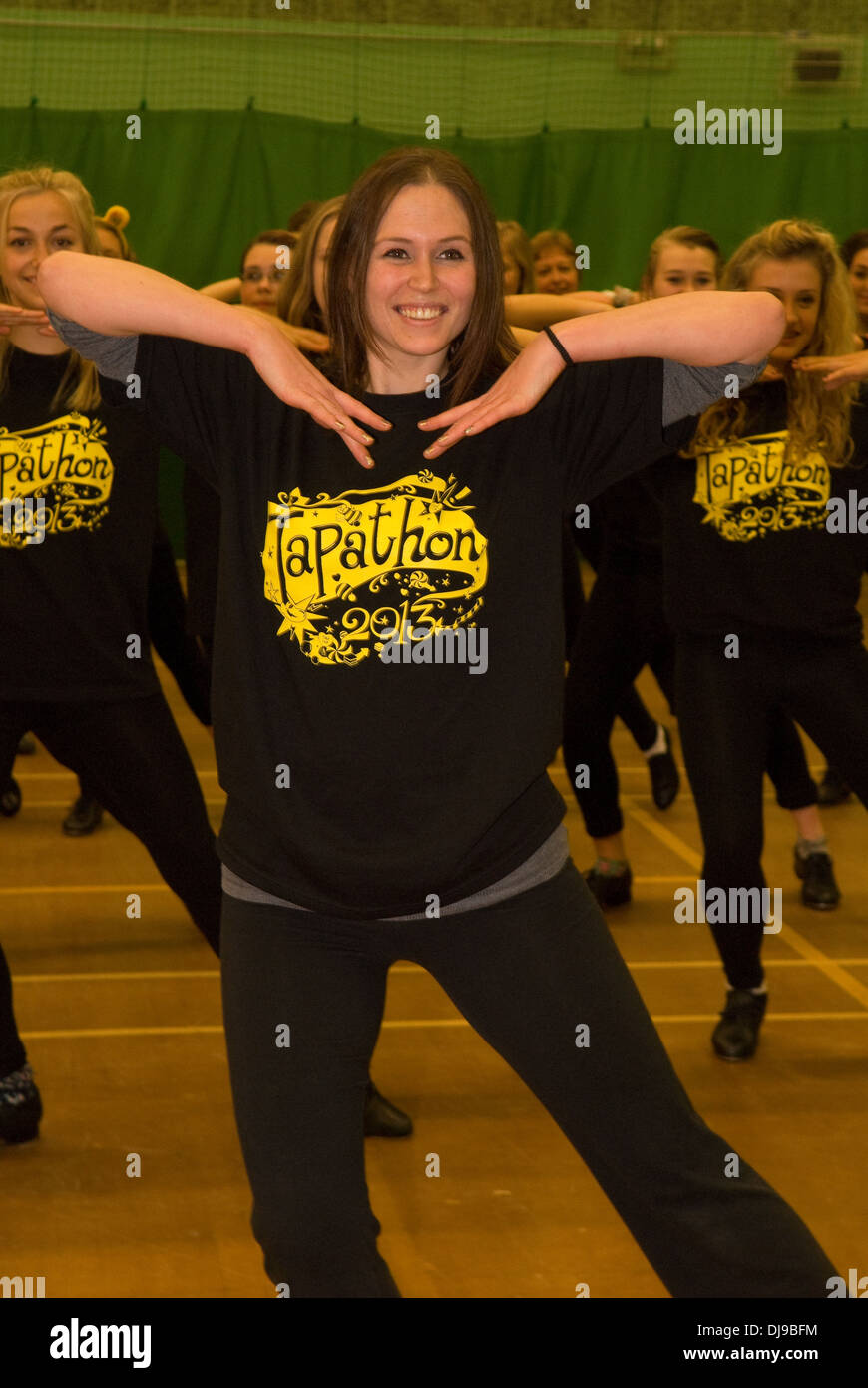 Teenage Dance Troupe, die zu einer bundesweiten synchronisiert tapathon für Kinder in Not 2013, Alton, Hampshire, UK. Stockfoto