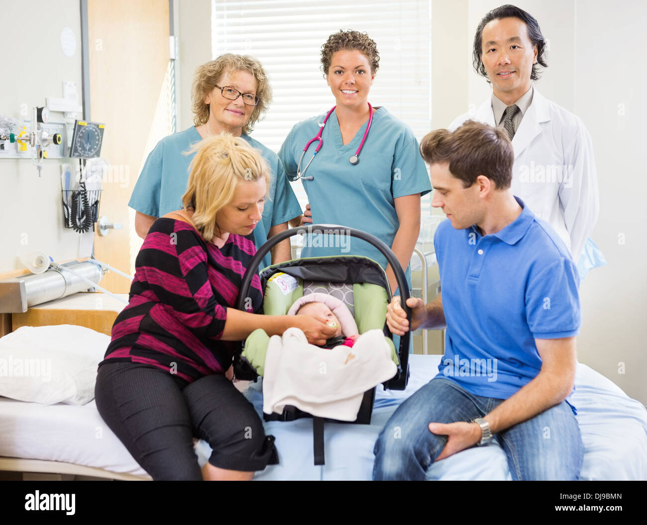 Erfolgreiche Ärzteteam mit neugeborenen Babys und Eltern In Hospita Stockfoto
