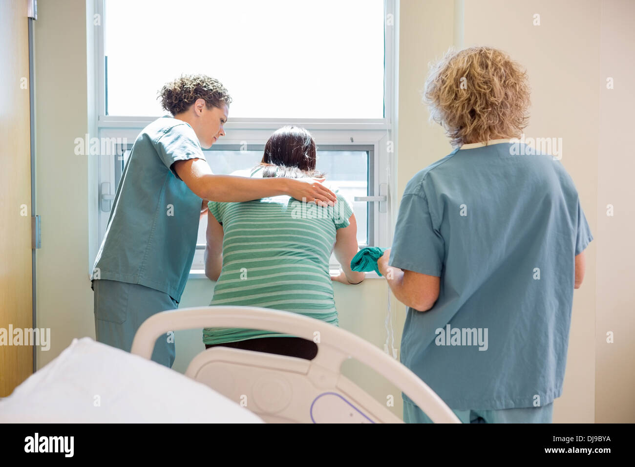 Krankenschwester mit Krankenhemd für besorgt schwangere Frau Stockfoto