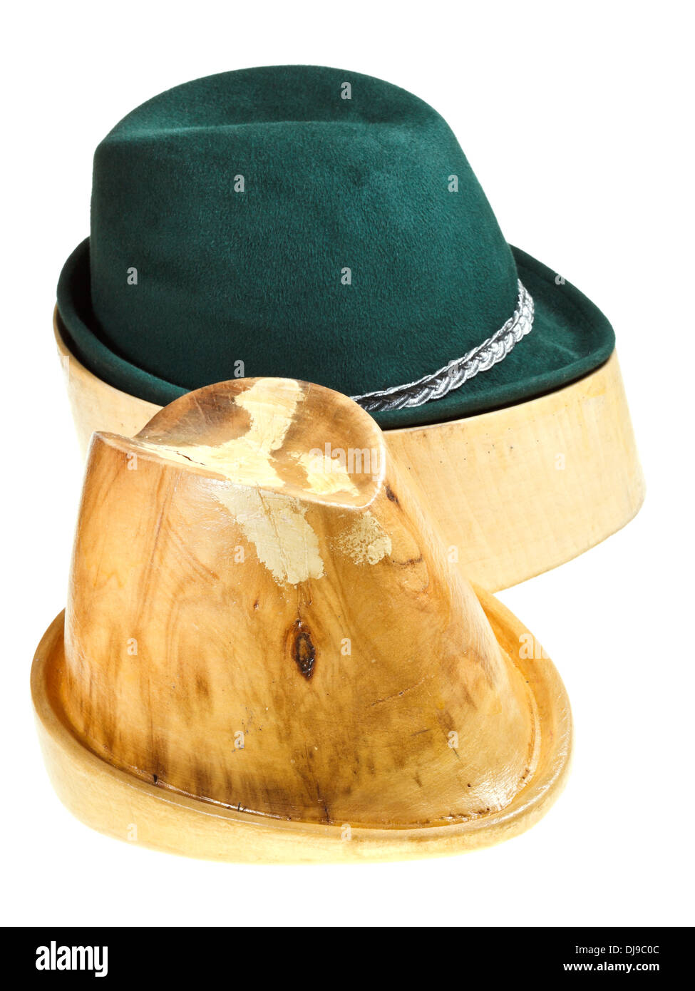 Bayerischer Filzhut auf Linden Holz Hut sperren und zusätzliche Hut isoliert auf weißem Hintergrund Stockfoto