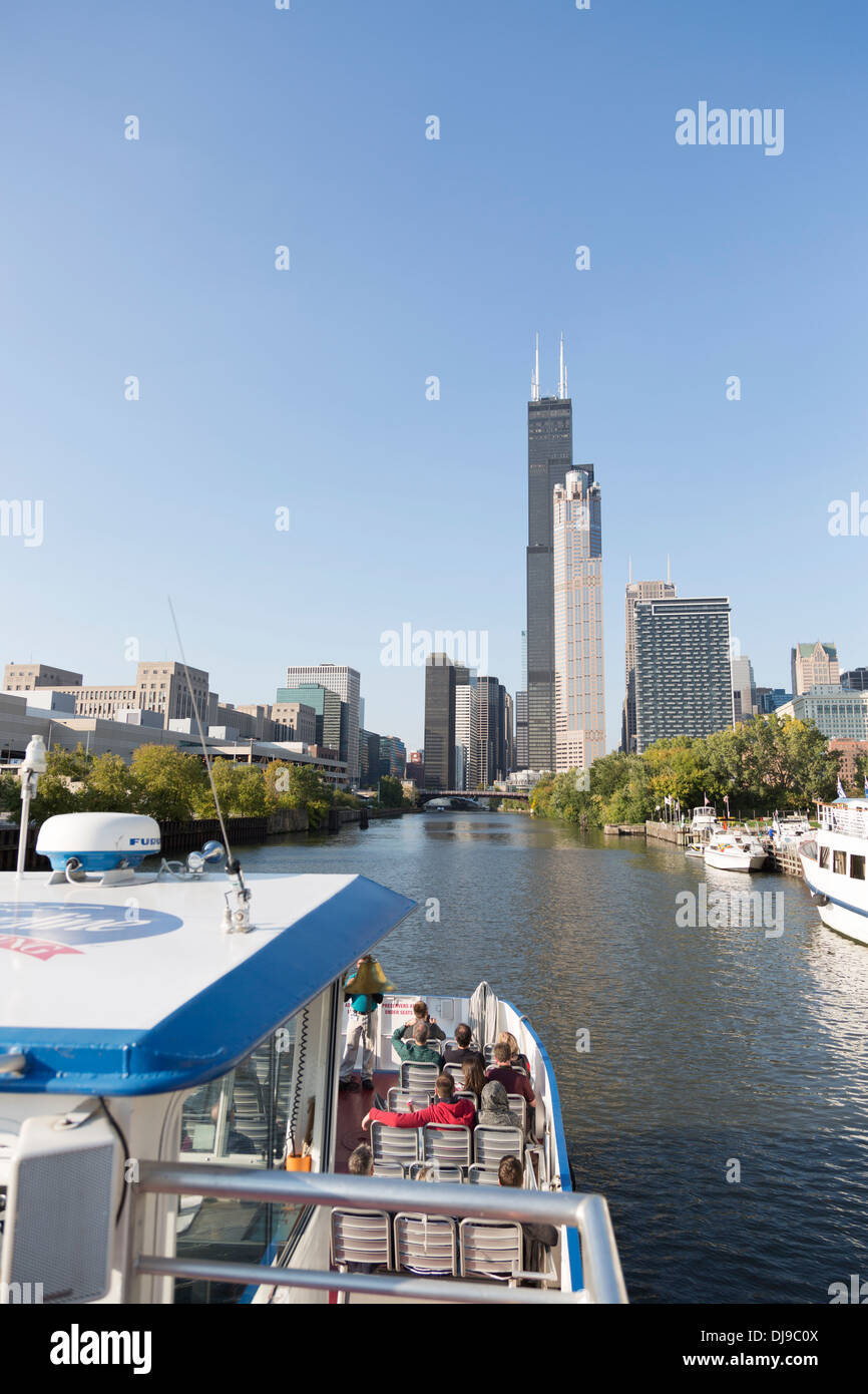 USA, Illinois, Chicago, South Branch Chicago River mit dem Willis Tower. Stockfoto