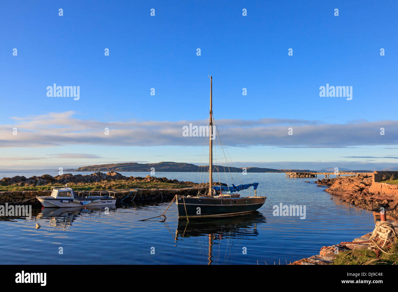 Portencross Hafen bei Sonnenuntergang, Ayrshire, Schottland, mit Blick Richtung Norden auf der Insel Millport über den Firth of Clyde Stockfoto