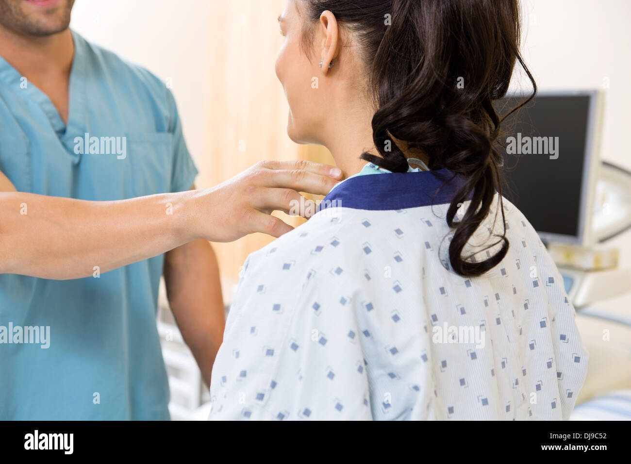 Krankenschwester untersuchen Patienten Hals vor der Ultraschall-Test Stockfoto