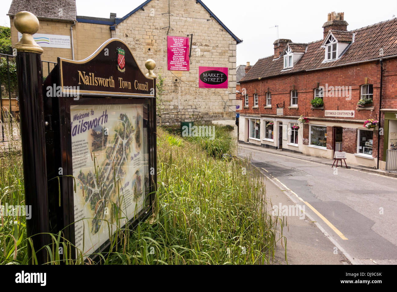 Willkommen bei Nailsworth Stadt Rat Vorstand an der Market Street, Nailsworth, Gloucestershire, UK Stockfoto