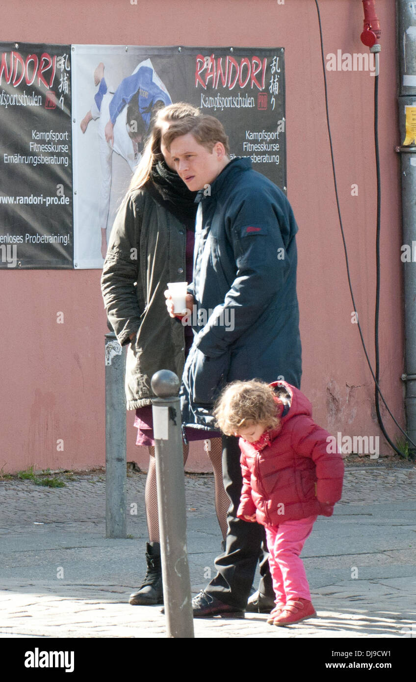 Matthias Schweighoefer wird durch seine Tochter Greta am Set seines neuen Films "Der Schlussmacher" besucht. Berlin, Deutschland - 16.04.2012 Stockfoto
