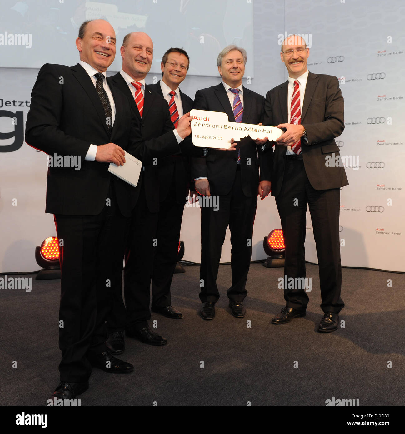 Andre Reiser, Ferdinand Schneider, Michael Renz, Klaus Wowereit und Roland Stoeckigt Teilnahme an der Eröffnung des Audi Zentrum Berlin-Adlershof. Berlin, Deutschland - 18.04.2012 Stockfoto