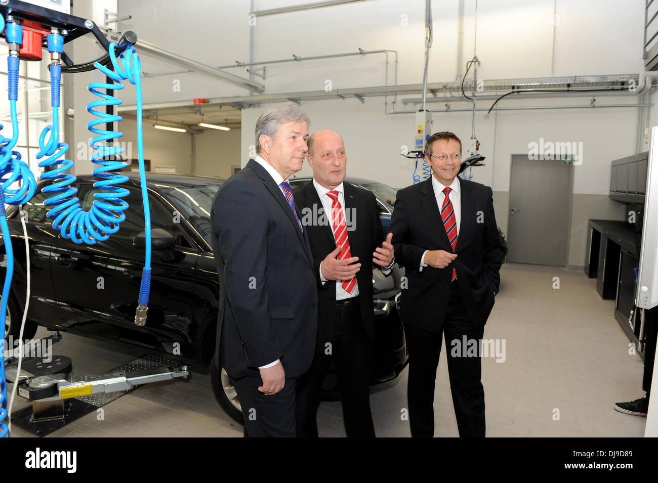 Andre Reiser, Michael Renz und Klaus Wowereit besucht Eröffnung des Audi Zentrum Berlin-Adlershof. Berlin, Deutschland - 18.04.2012 Stockfoto