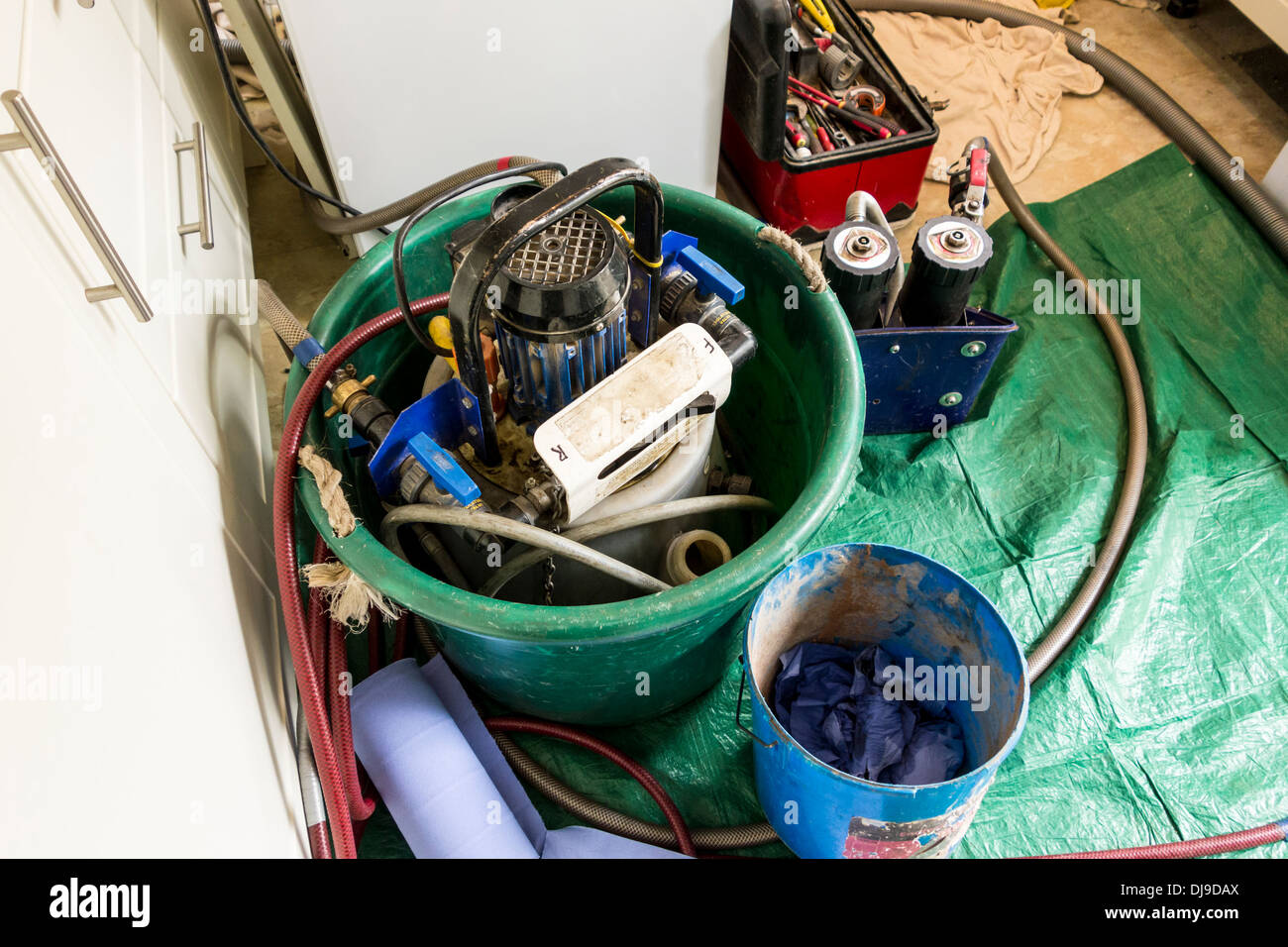Macht Spülung der Pumpe, der zentrale Heizungsanlage vor der kompletten spülen Sie den Einbau von einem Gas-Brennwertkessel, UK Stockfoto