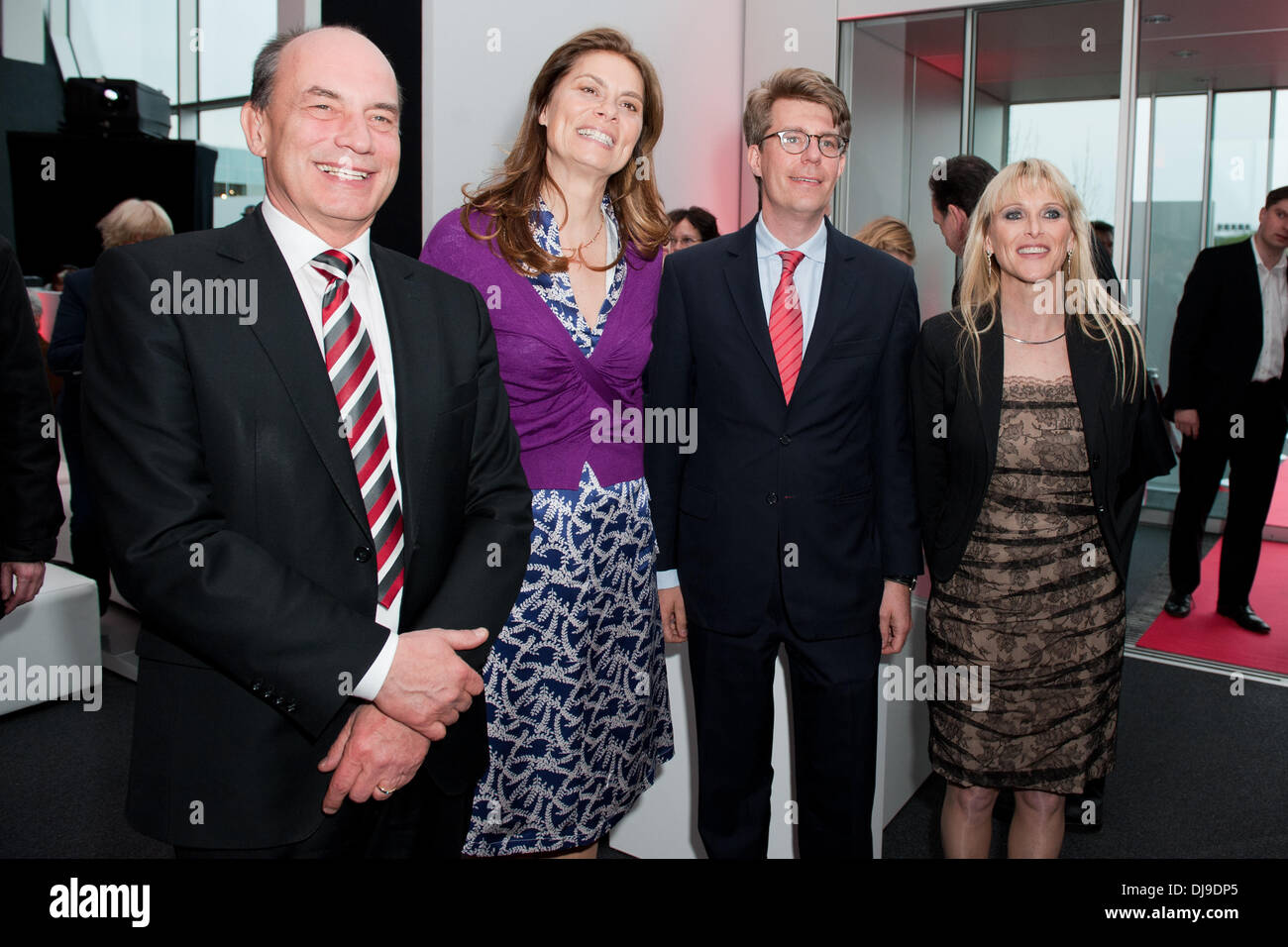 Ferdinand Schneider und seine Frau, Sarah Wiener und Jochen Becker bei Eröffnung des Audi Zentrum Berlin-Adlershof. Berlin, Deutschland - 18.04.2012 Stockfoto