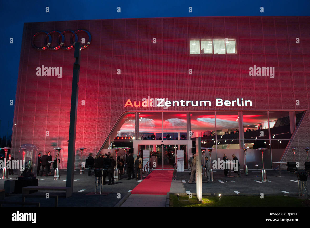 Atmosphäre bei Eröffnung des Audi Zentrum Berlin-Adlershof. Berlin, Deutschland - 18.04.2012 Stockfoto