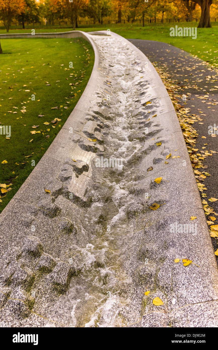 Diana, Princess of Wales Memorial Fountain, im Hyde Park an einem frühen Morgen im November. Stockfoto