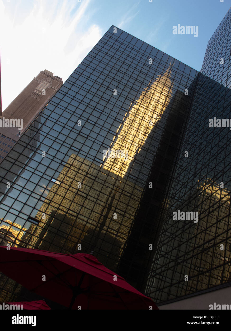 Glasfassade mit Reflexion des Chrysler building, Manhattan, New York, USA. Stockfoto