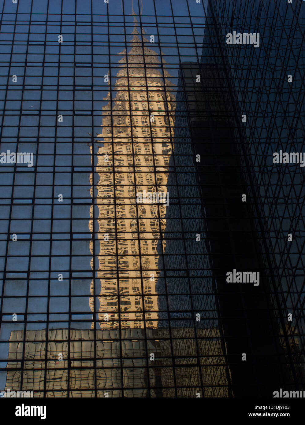 Glasfassade mit Reflexion des Chrysler building, Manhattan, New York, USA. Stockfoto