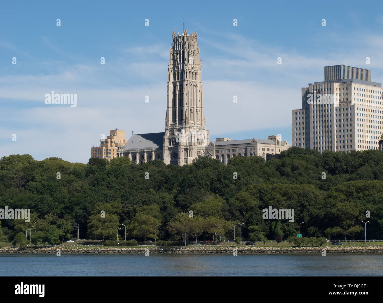 Blick auf die Riverside Church in Manhattan vom Hudson River aus gesehen. Stockfoto