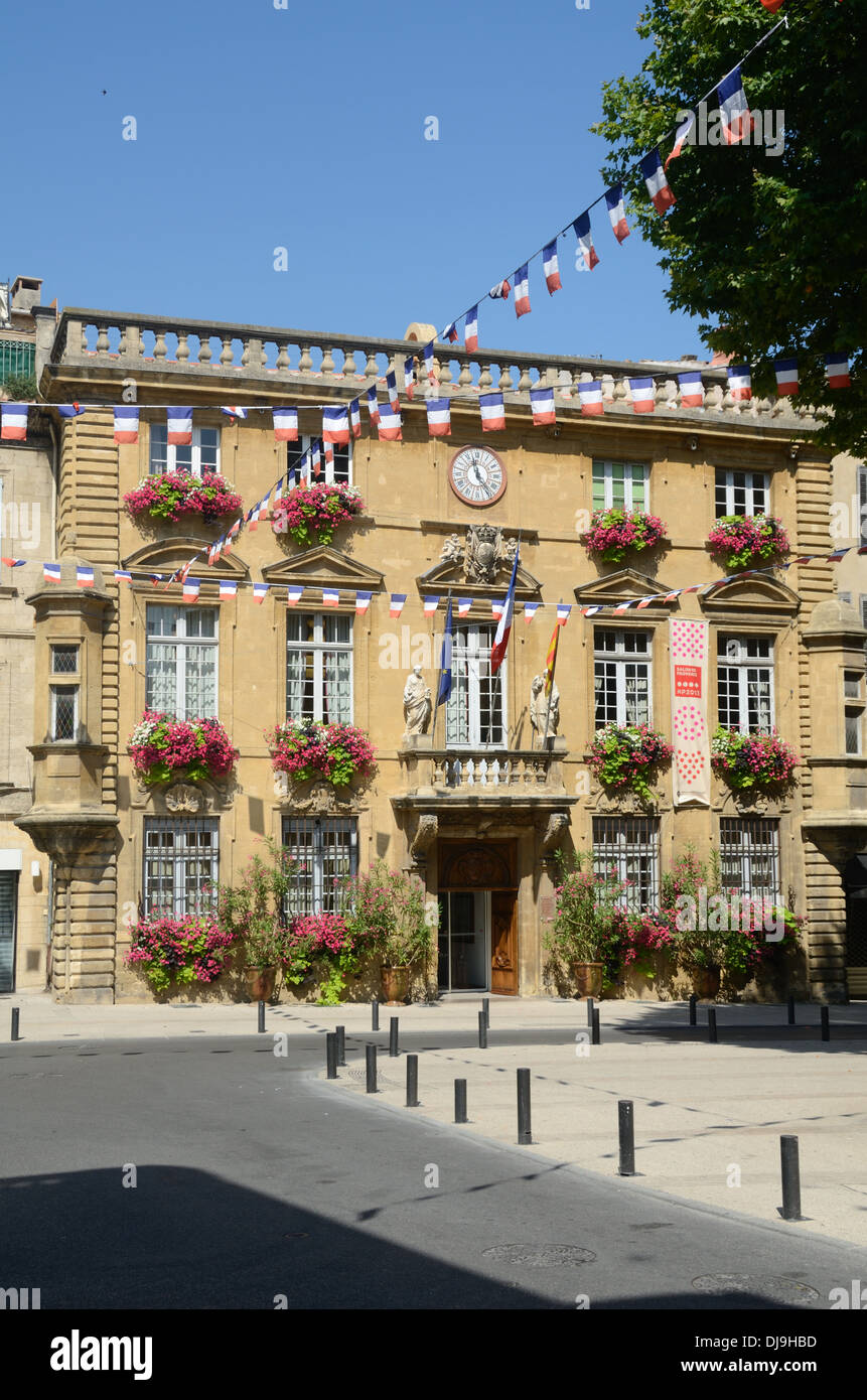 Rathaus oder La Mairie und Stadtplatz am Cours Victor Hugo Salon de Provence oder Salon-de-Provence Provence Frankreich Stockfoto