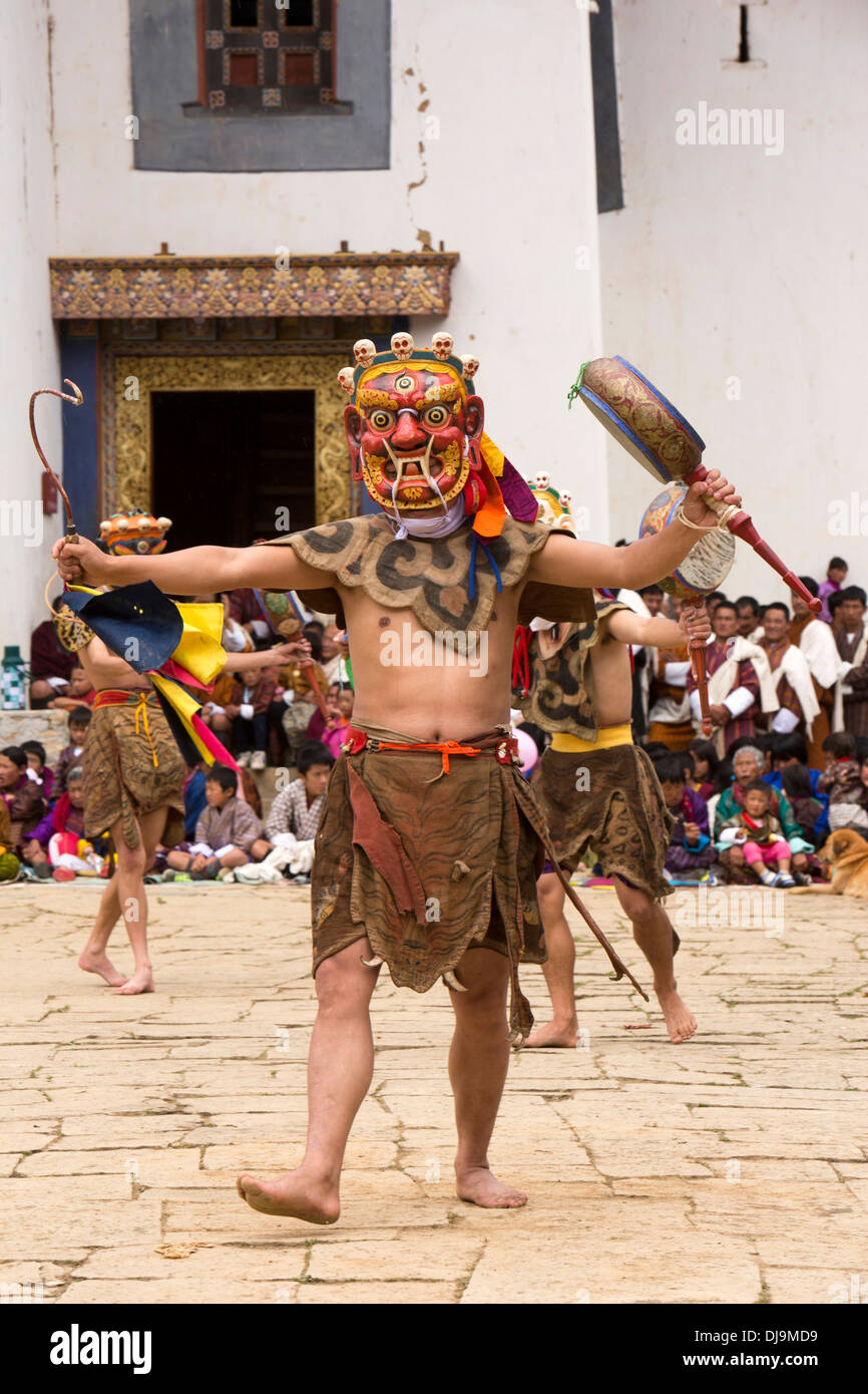 Bhutan, Phobjika, Gangte Goemba Tsechu maskiert Festival Tänzer tragen Tempel Trommel Stockfoto