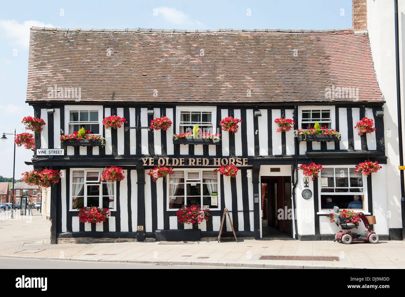 Gastwirtschaft Tudor-Stil dekoriert mit roten Blumen Evesham Stockfoto