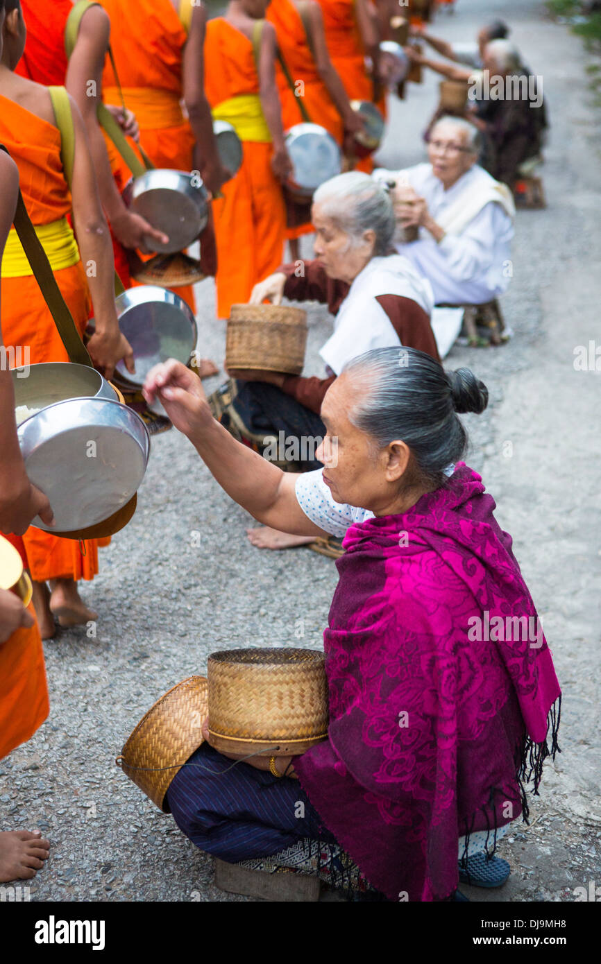 Almosen Zeremonie in Luang Prabang, Laos Stockfoto