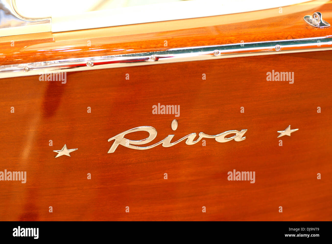 Klassische Riva Yachten auf dem Display in der Fabrik am Lago d ' Iseo in Sarnico, Italien. Stockfoto