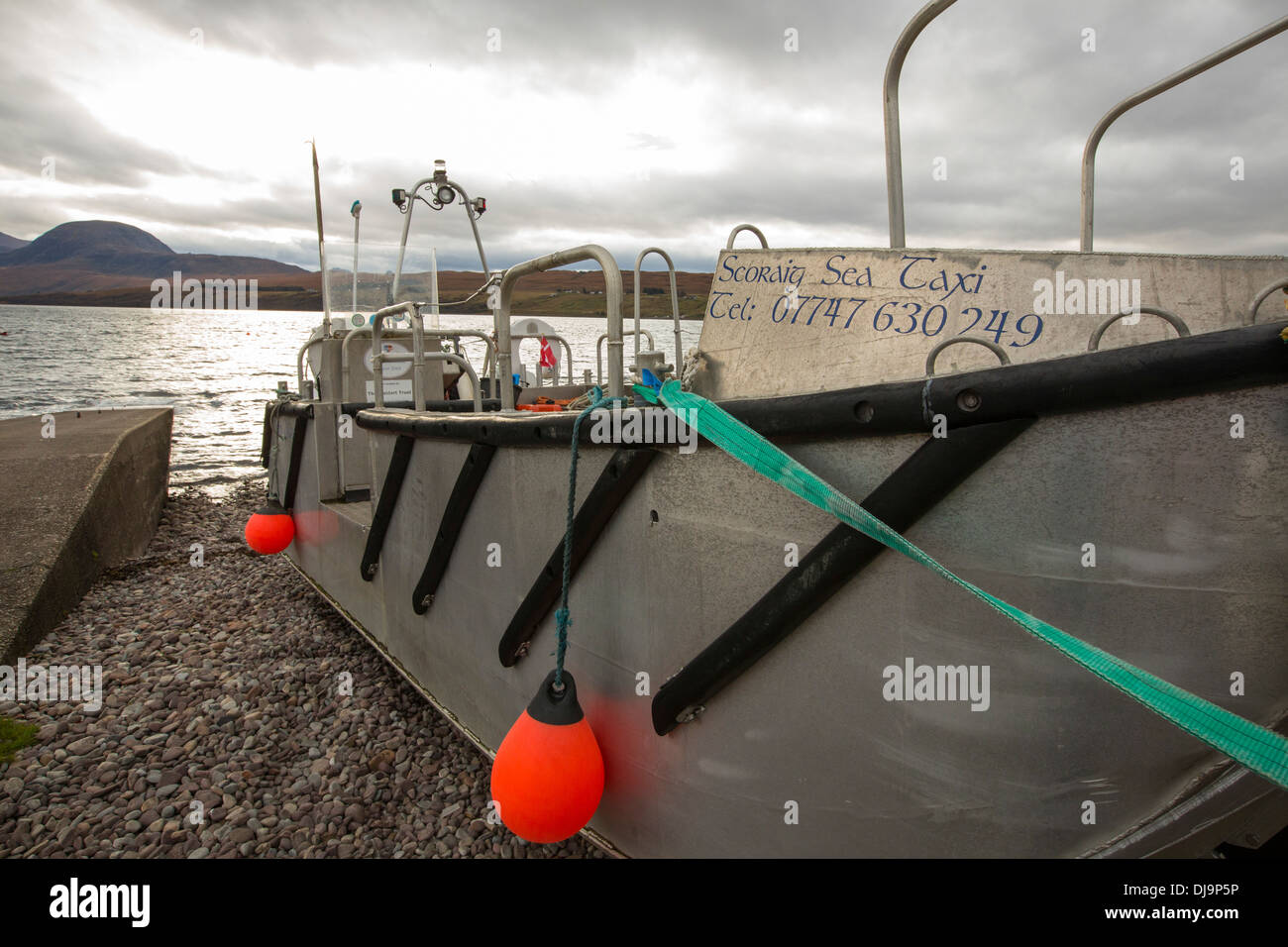 Das Boot, die Fähren beliefert über Scoraig in NW-Schottland, eines der am weitesten entfernten Gemeinden auf Festland Großbritannien, Stockfoto
