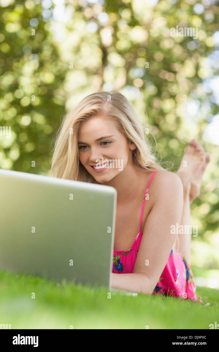 Amüsiert junge Frau mit ihrem notebook Stockfoto