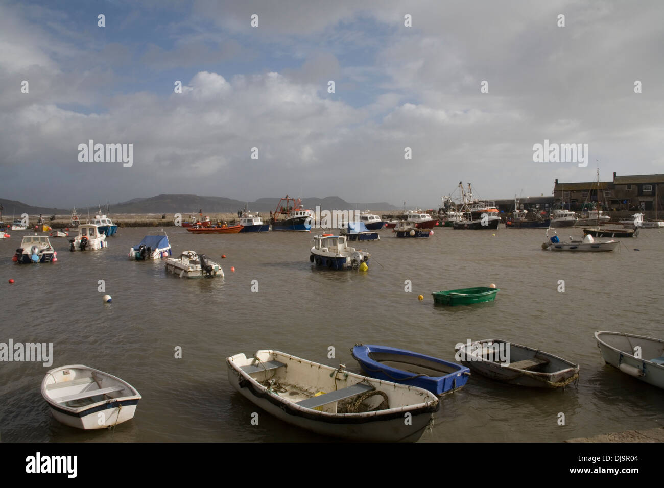 RNLI-Rettungsboot im Hafen gehen zum Meer Sturm nähert wird vorbereitet Stockfoto