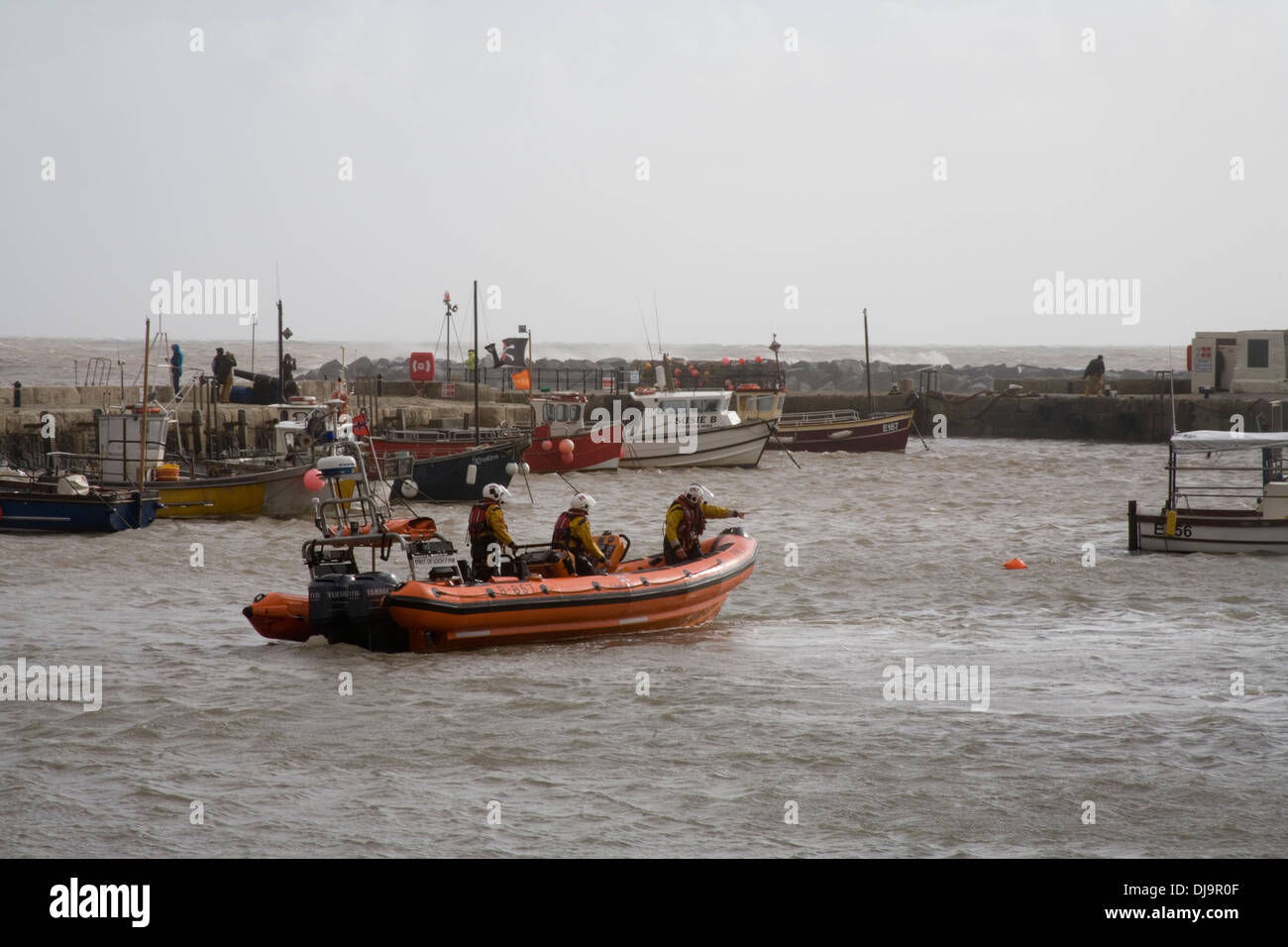 RNLI-Rettungsboot im Hafen gehen zum Meer Sturm nähert wird vorbereitet Stockfoto