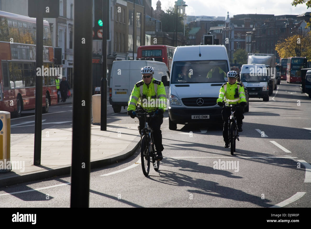 Polizei Radfahrer Radsport auf High street Stockfoto