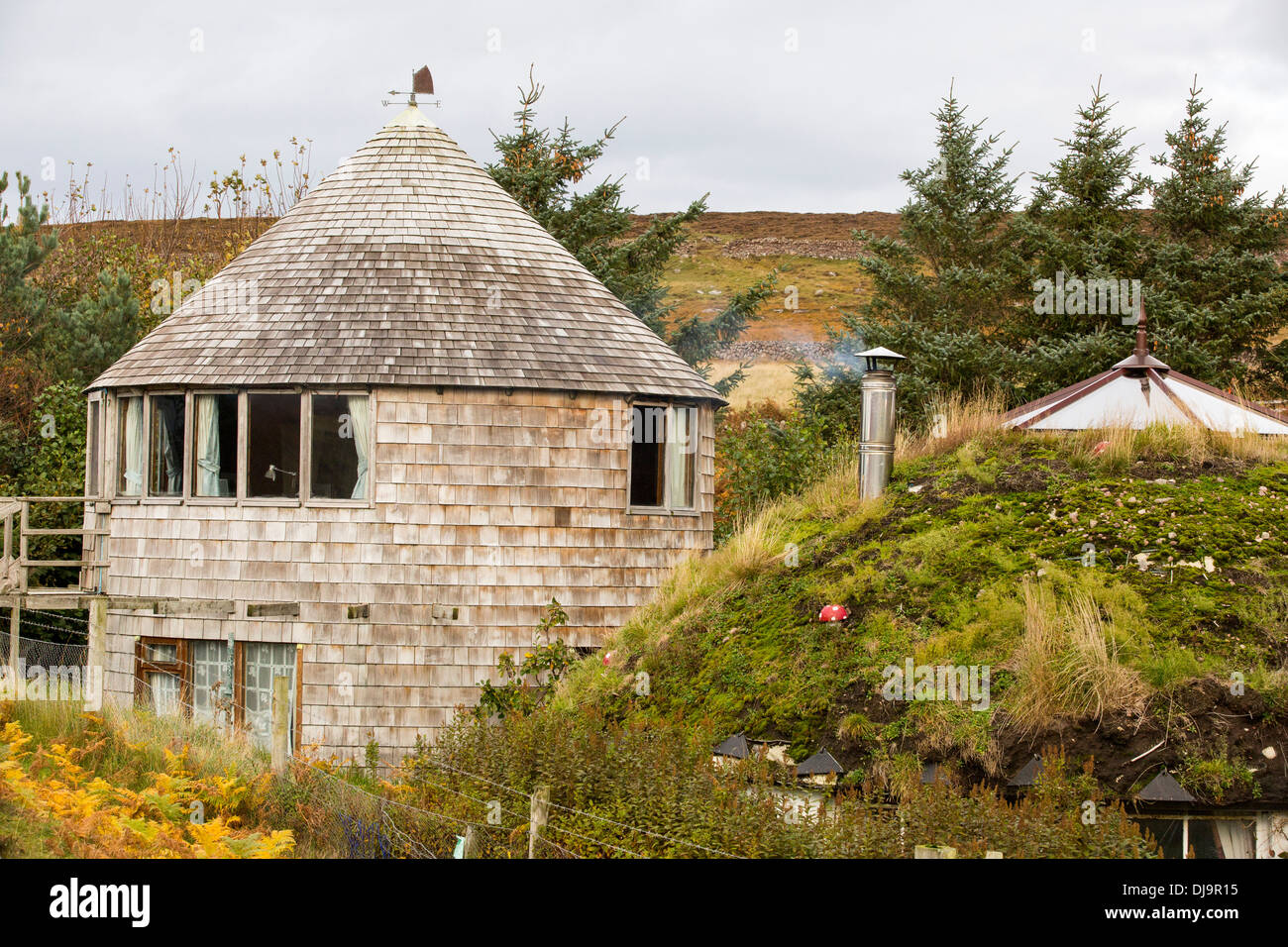 Ein grünes Haus mit Strom versorgt, durch Wind und solar in Scoraig, in NW-Schottland, eines der am weitesten entfernten Gemeinden auf Festland Großbritannien Stockfoto
