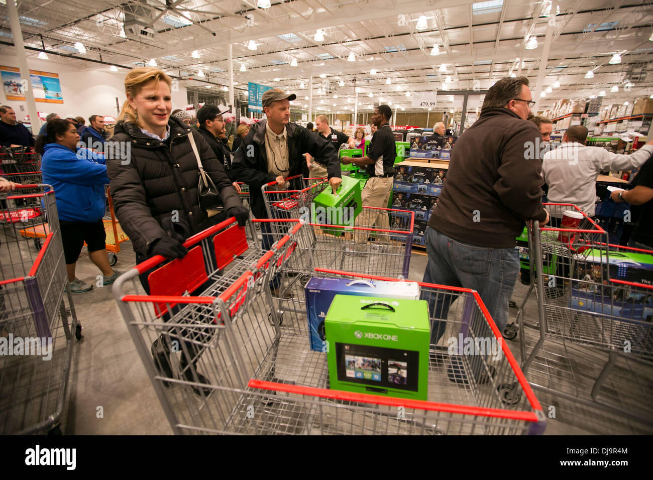 Menge an neuen COSTCO speichern zum reduzierten Preis auf der neuen XBox One nutzen Stockfoto