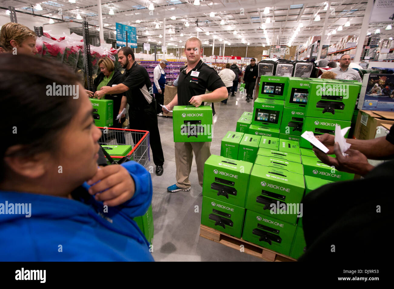 Menge an neuen COSTCO speichern zum reduzierten Preis auf der neuen XBox One nutzen Stockfoto