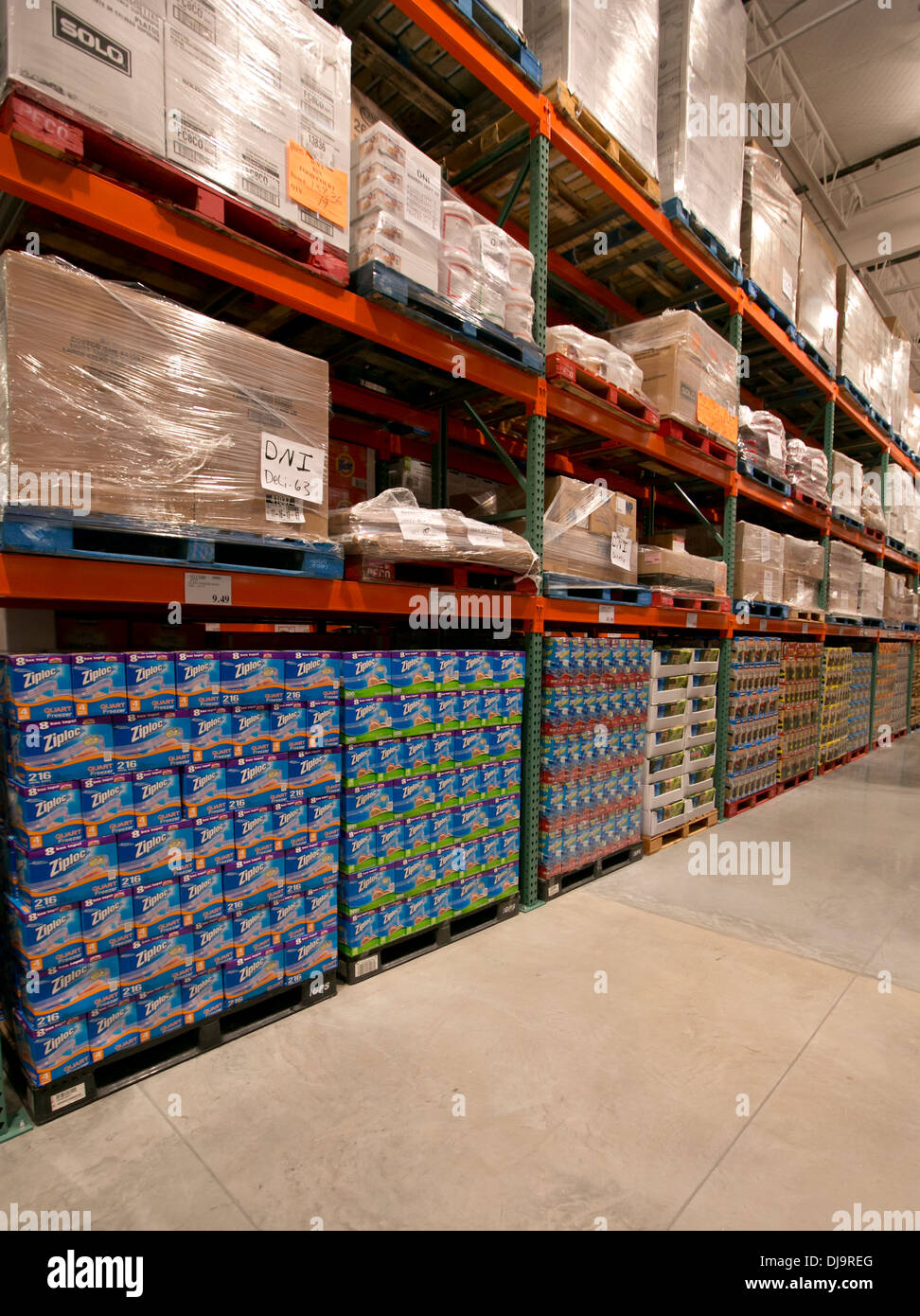 COSTCO Warehouse Club voll bestückt mit Ware verkauft in loser Schüttung im neu eröffneten Filiale in Cedar Park, Texas Stockfoto